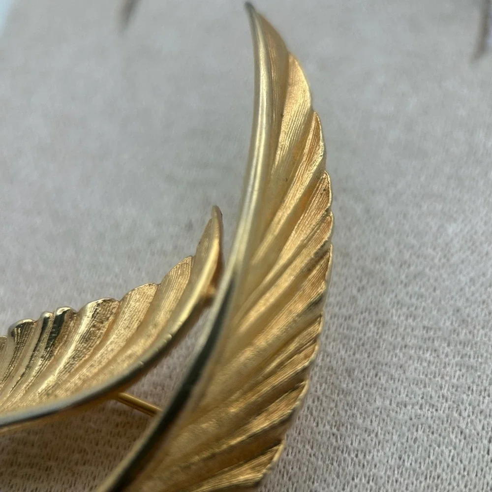 Vintage Brooch Gold Tone Leaf Elegant Curved Mid-Century Pin‎ Feather